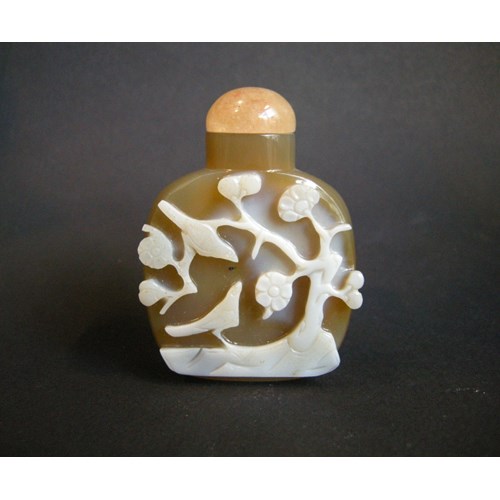 Snuff bottle agate sculpted in the white color with birds and flowers